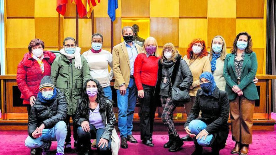 Las mujeres del albergue municipal entregaron hace unos días la tarjeta navideña al concejal de Acción Social, Ángel Lorén. | MIGUEL G. GARCÍA / AYUNTAMIENTO DE ZARAGOZA