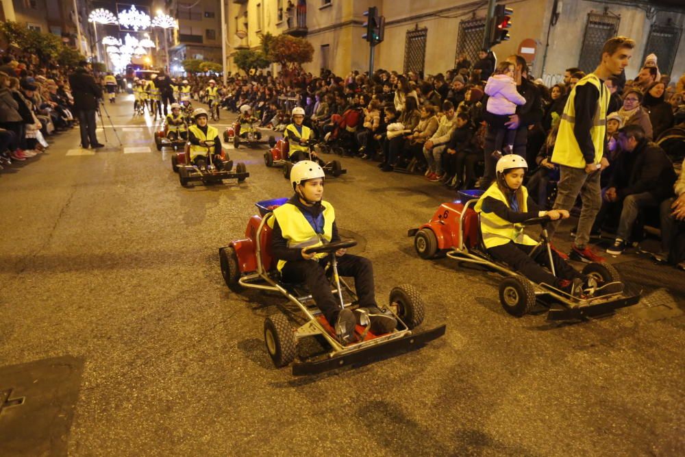 La cabalgata de los Reyes Magos en Elche ha recorrido el centro de la ciudad con 13 carrozas y más de 600 personas