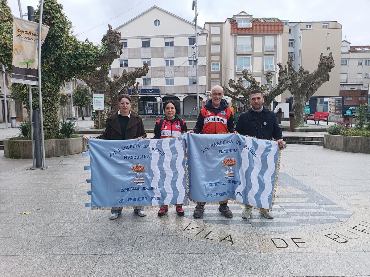 Carmen García, Rosario Freire, Javier Pazos y Xosé Leal con las banderas de la prueba.