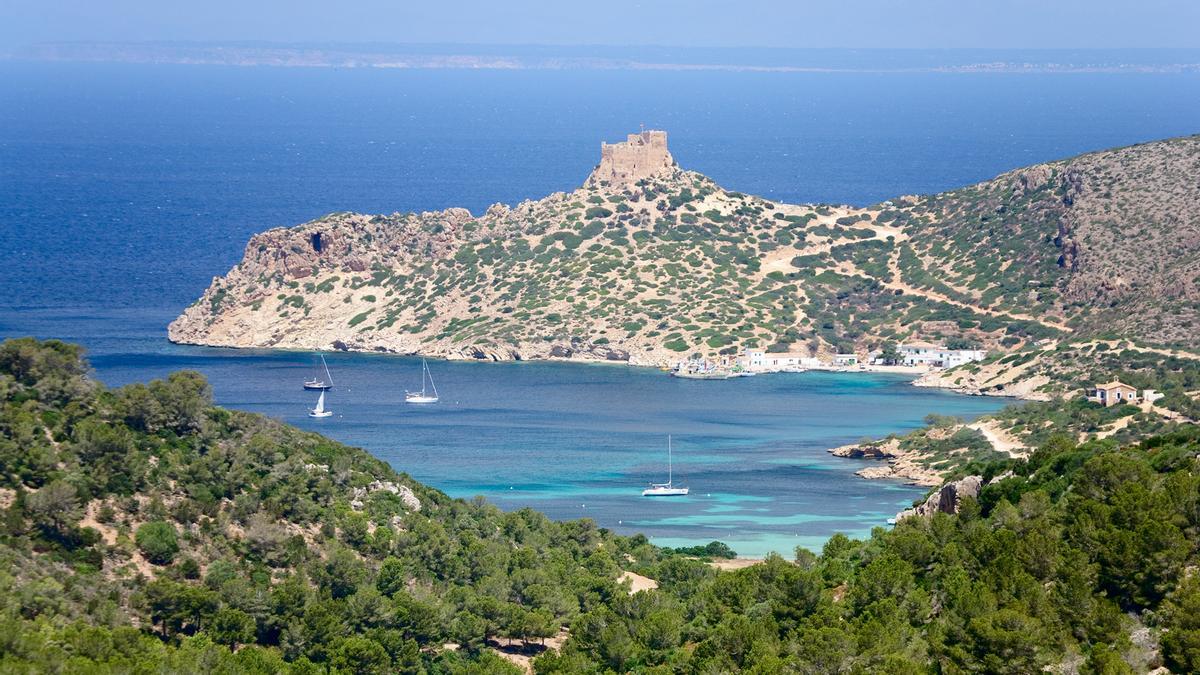 Parque Nacional de Cabrera, con la ensenada natural del puerto y el castillo al fondo