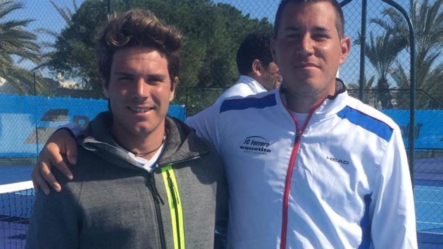 Carlos Boluda, a la izquierda, campeón del Futures de Túnez.