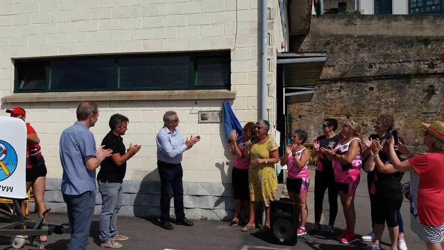 Castropol recuerda con una placa a las pioneras del remo