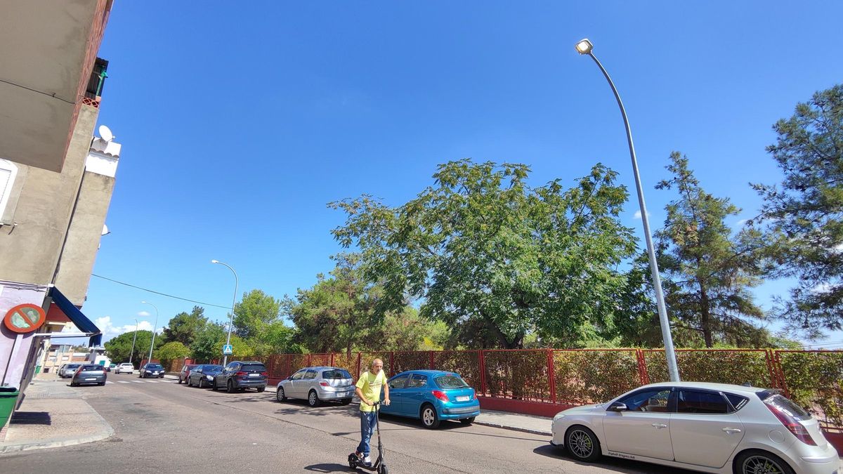 Farolas encendidas a plena luz del día en la calle Manuel Pacheco.