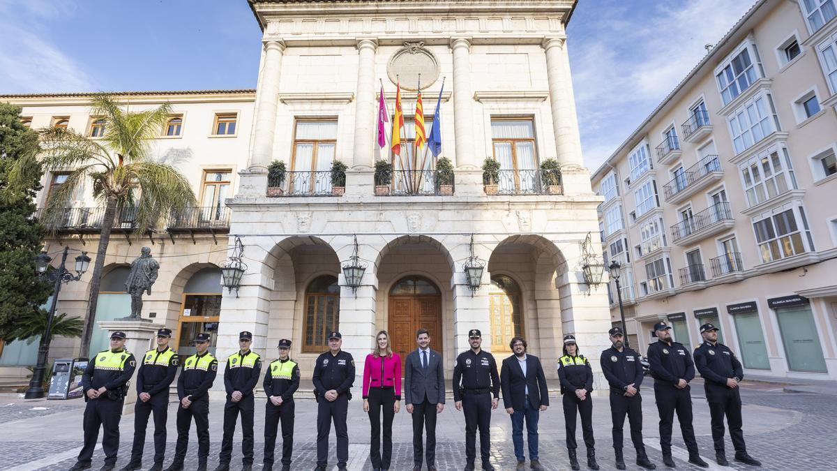 Los nuevos policías junto al alcalde y los concejales de Gandia