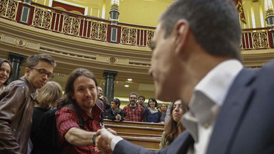 Iglesias y Sánchez se saludan tras el pleno del Congreso.