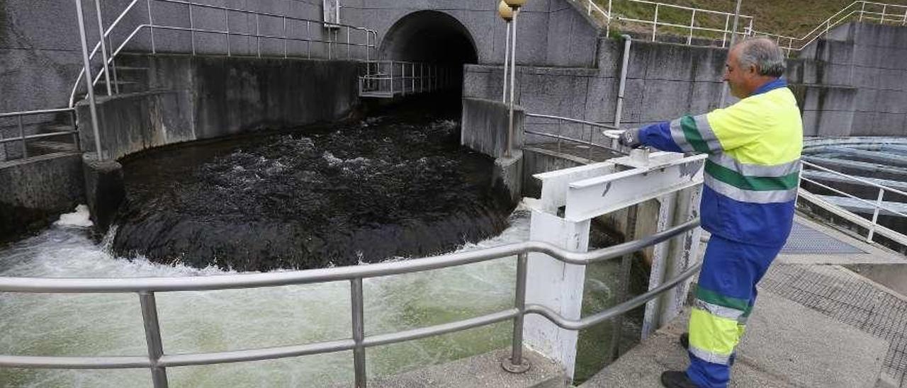 Un operario de Aqualia supervisa una de las instalaciones de suministro de agua. // Ricardo Grobas