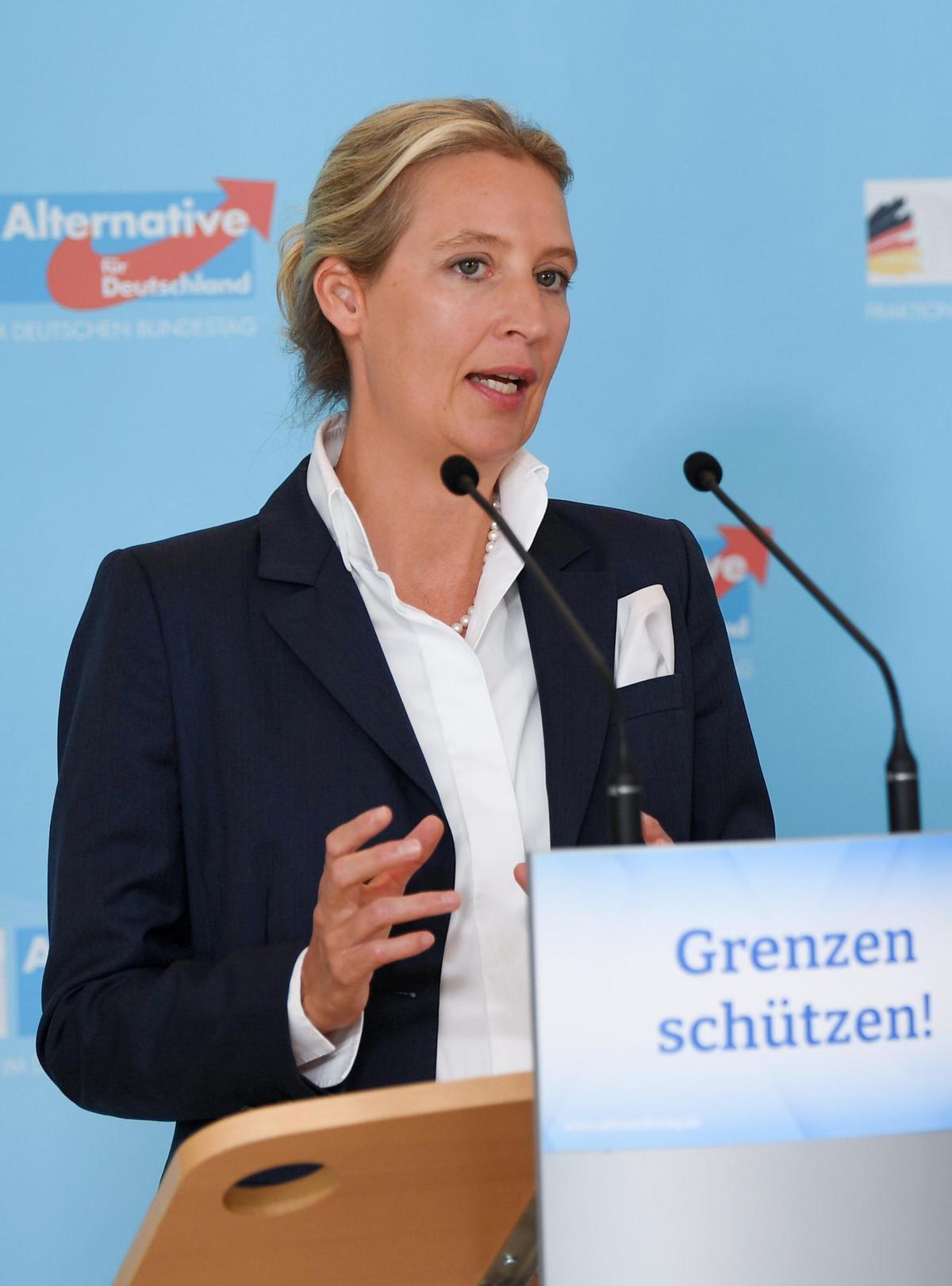 Alice Weidel, Fraktionsvorsitzende der AfD, spricht vor Beginn der Fraktionssitzung im Bundestag.