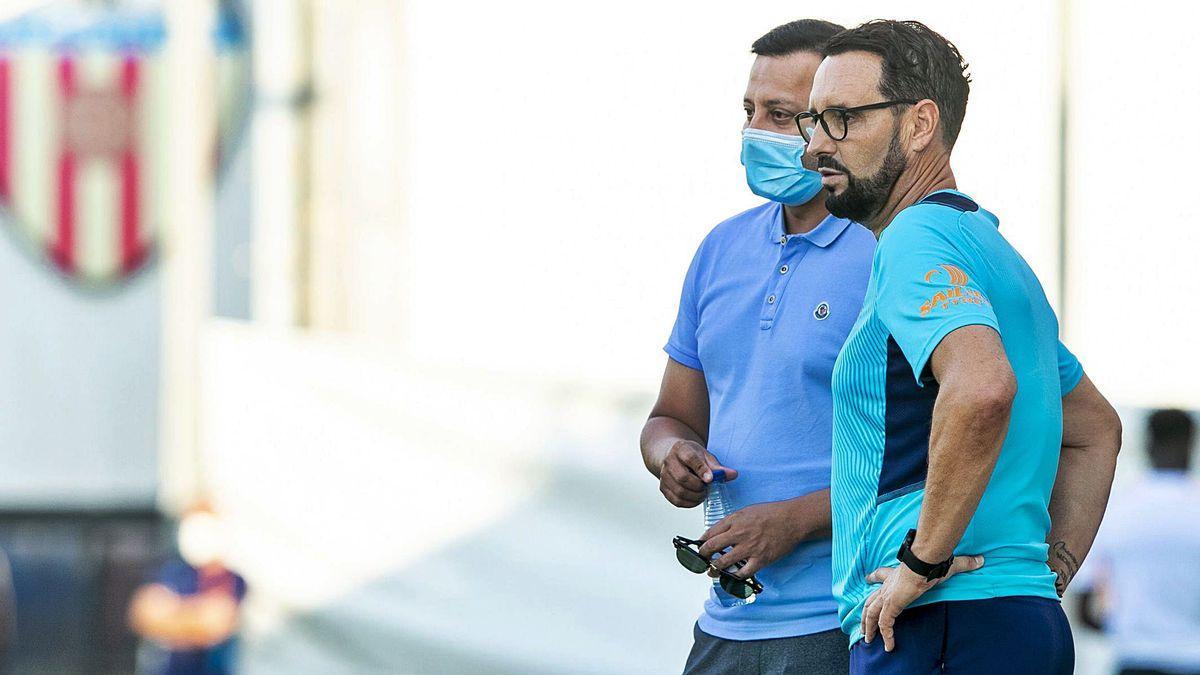 Anil Murthy y José Bordalás dialogan en la Ciudad Deportiva de Paterna durante un entrenamiento.