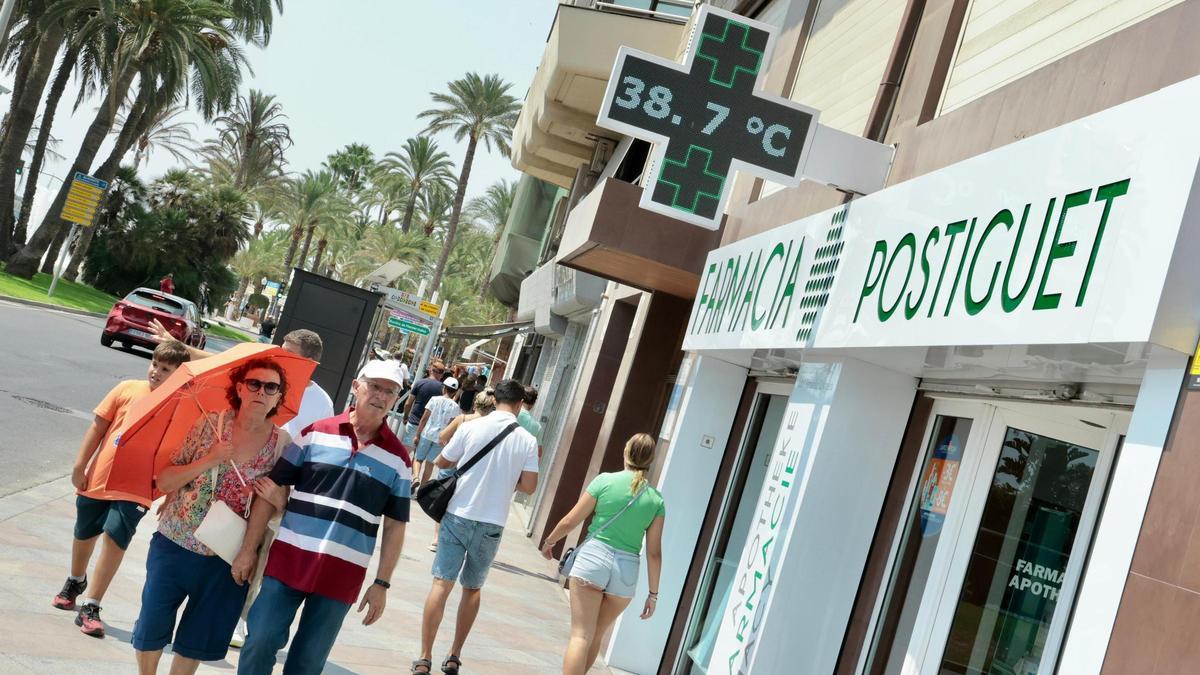 Termómetros cerca de los 40º en la playa del Postiguet el pasado agosto