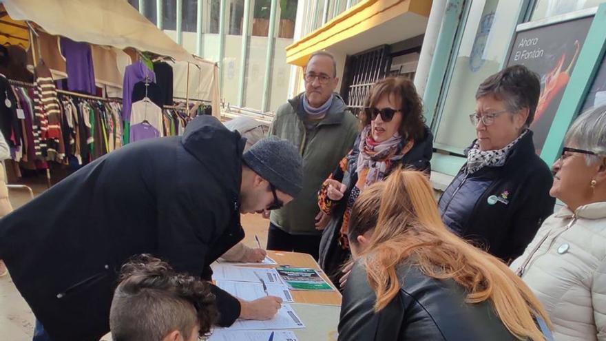 Varias personas firman alegaciones al convenio de La Vega en la plaza del Fontán. | LNE