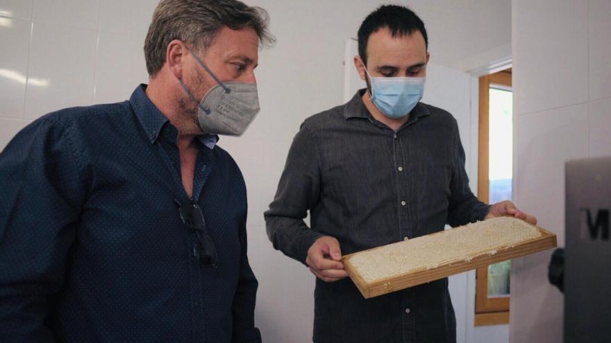 El consejero de Vertebración, José Luis Soro, visitó este lunes las instalaciones de la empresa La Abella Chistabina. El consejero de Vertebración, José Luis Soro, visitó este lunes las instalaciones de la empresa La Abella Chistabina.