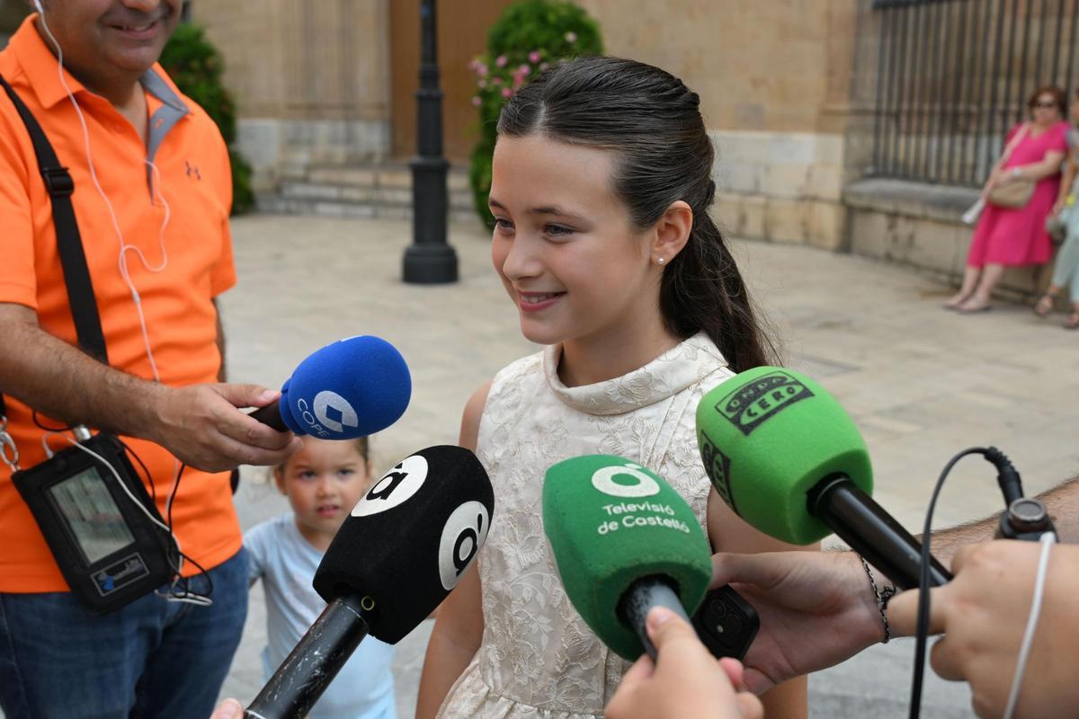 Nayra Luque, reina infantil de las fiestas 2027, atendiendo a los medios.