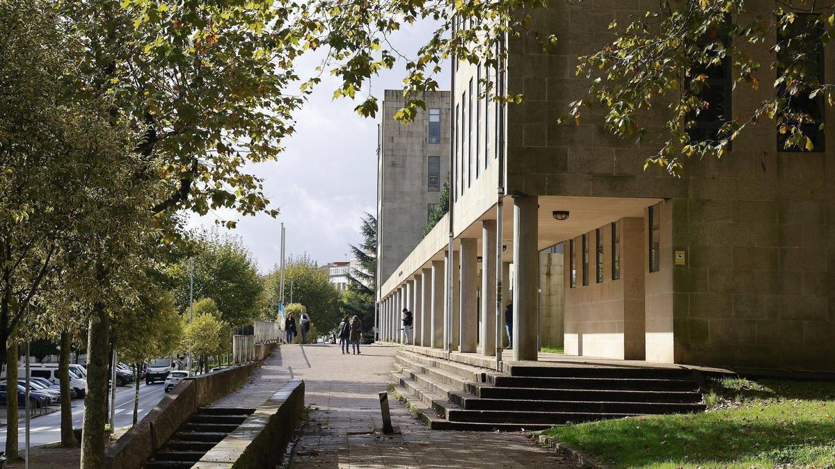 Imagen exterior del edificio que alberga los juzgados de Santiago, en el barrio de Fontiñas.
