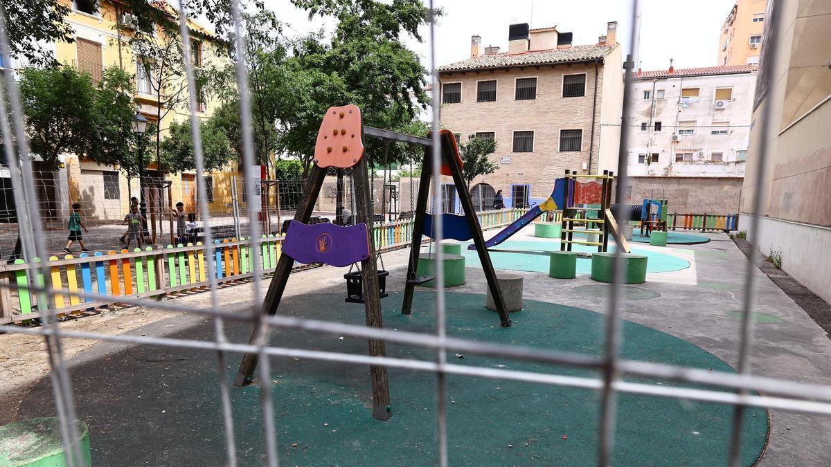 Zona de juegos infantiles clausurada en la plaza del Rosario del barrio Arrabal, en Zaragoza.
