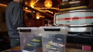 Móviles guardados en un evento de The Offline Club