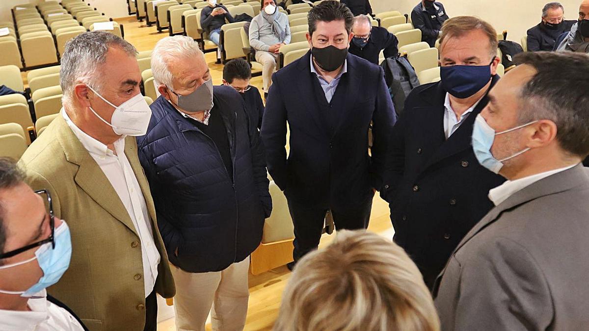 El director de Acción de Gobierno del Consell, de espaldas, charla con empresarios ayer en Dolores.