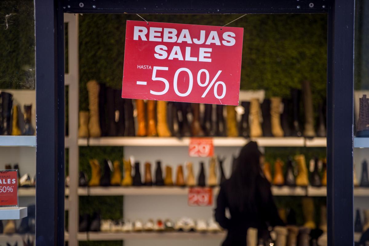 Imagen de archivo de un cartel de Rebajas en un comercio. EFE/Ismael Herrero