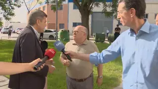 Un hombre increpa a Mazón en su visita a Alaquàs: "No estabas en tu sitio"