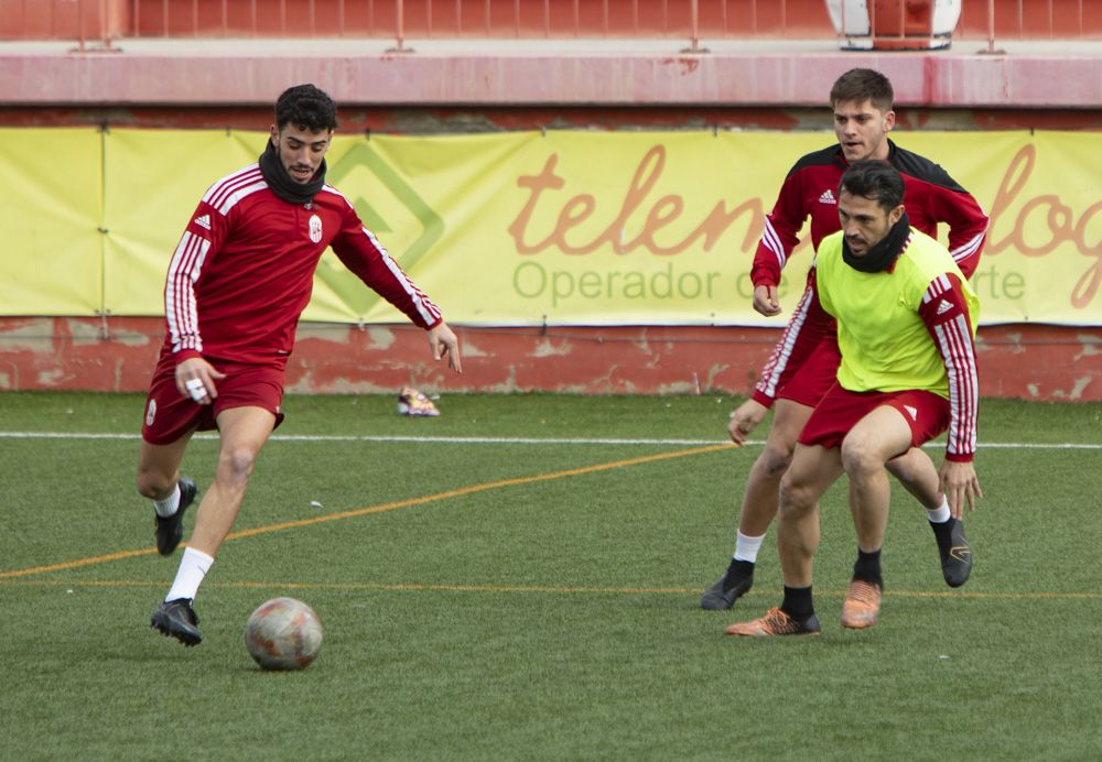 El CD Acero del Port de Sagunt entrena en el estadio Fornás antes del encuentro frente al Torrent