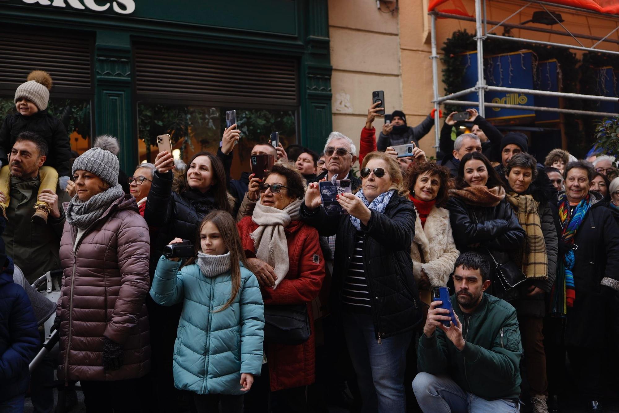 La comunidad china de Zaragoza desfila por el centro para celebrar el Año del conejo