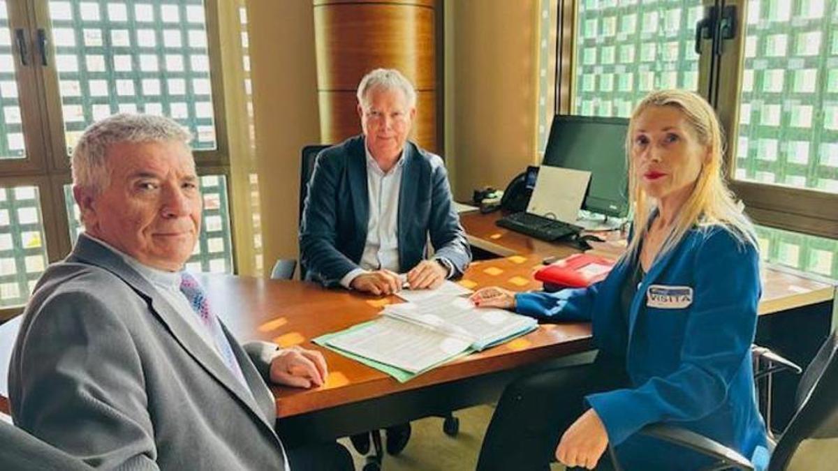 Lucía Jiménez con el diputado del PSOE Sebastián Franquis, en el centro, y José Vargas.