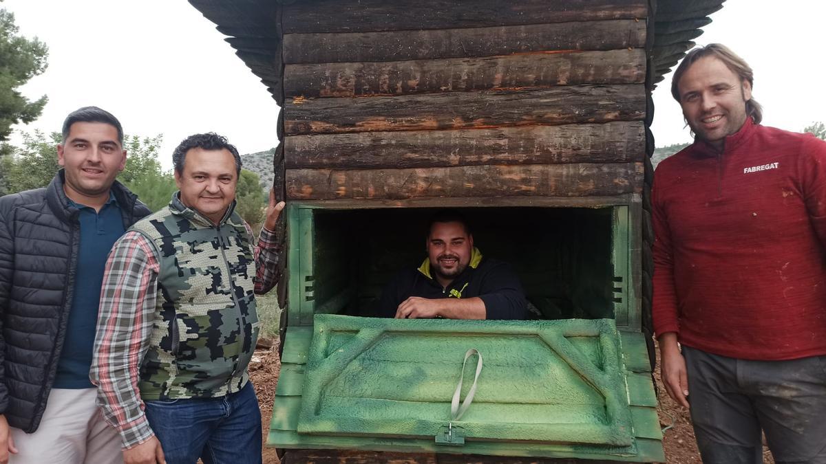 Rubén Marín, en la caseta que ha recibido gracias a la donación de un carpintero de Cuenca y la gestión de la Sociedad de Cazadores San Roque de Onda.