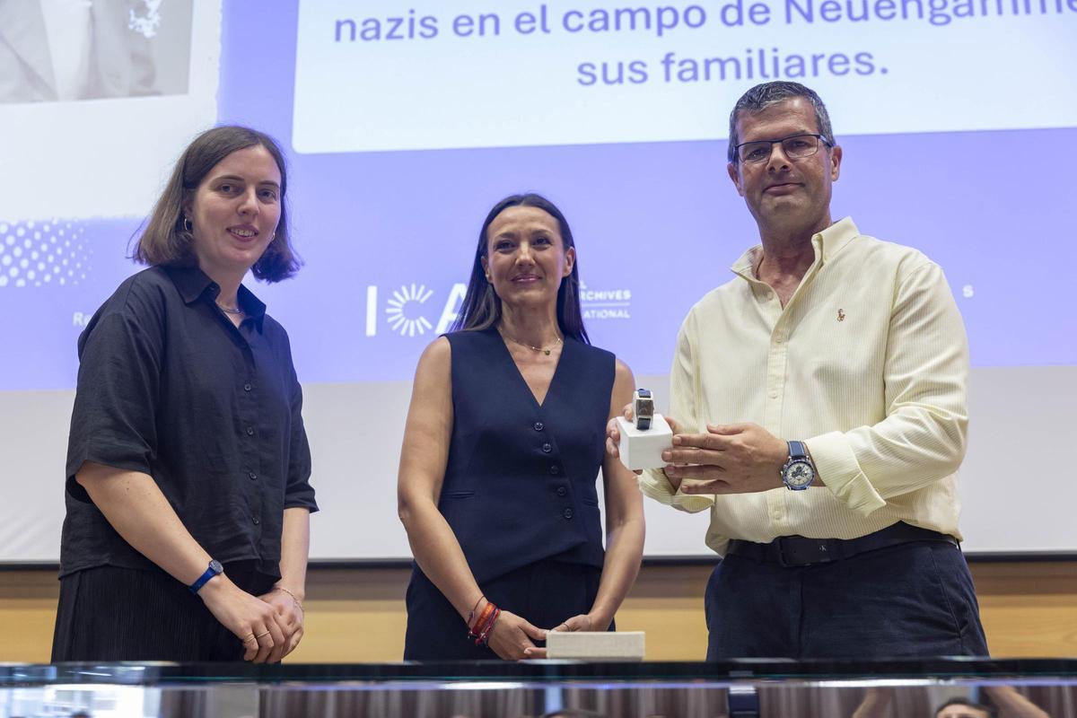 Charlotte Meiwes, de Stolen memory, la consejera, Carmen Conesa y Juan MArtínez durante el acto de entrega.