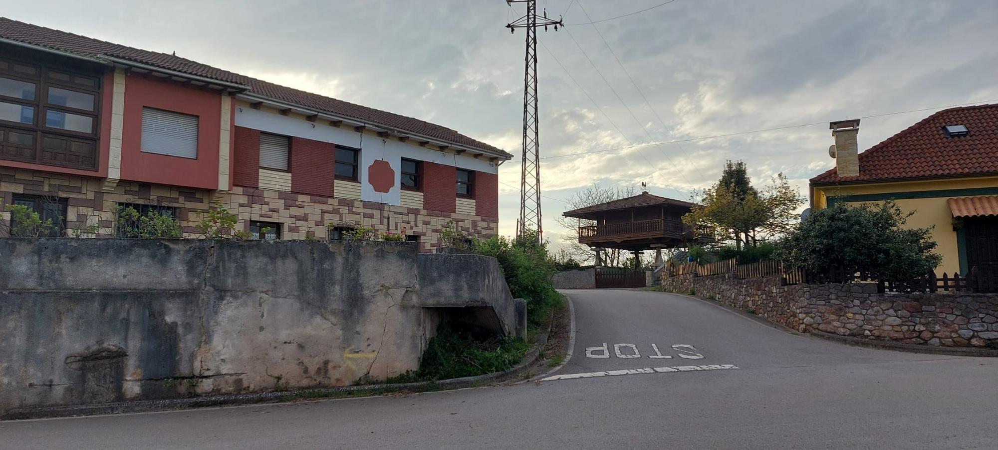 Arlós, un mar de verde en la zona rural de Llanera: así es la parroquia de espectacular paisaje y guardesa de un templo románico