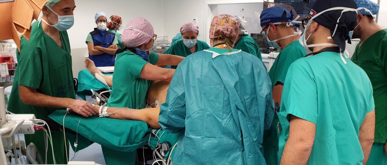 Intervención cardíaca en el hospital Álvaro Cunqueiro. | // MARTA G. BREA