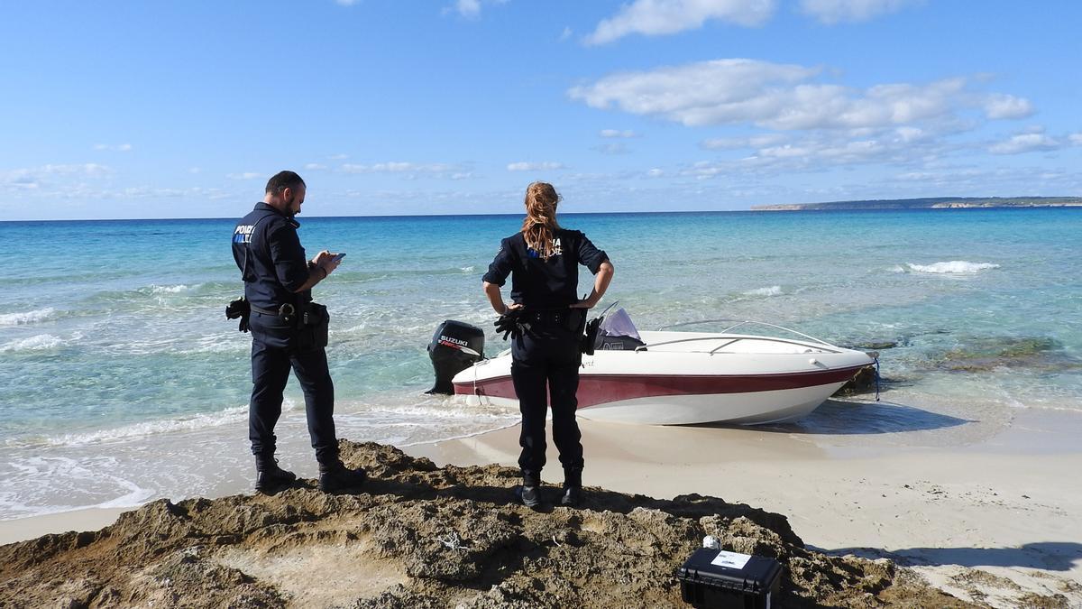 Archivbild: Im Oktober 2020 vor Formentera aufgebrachtes Boot mit Migranten.