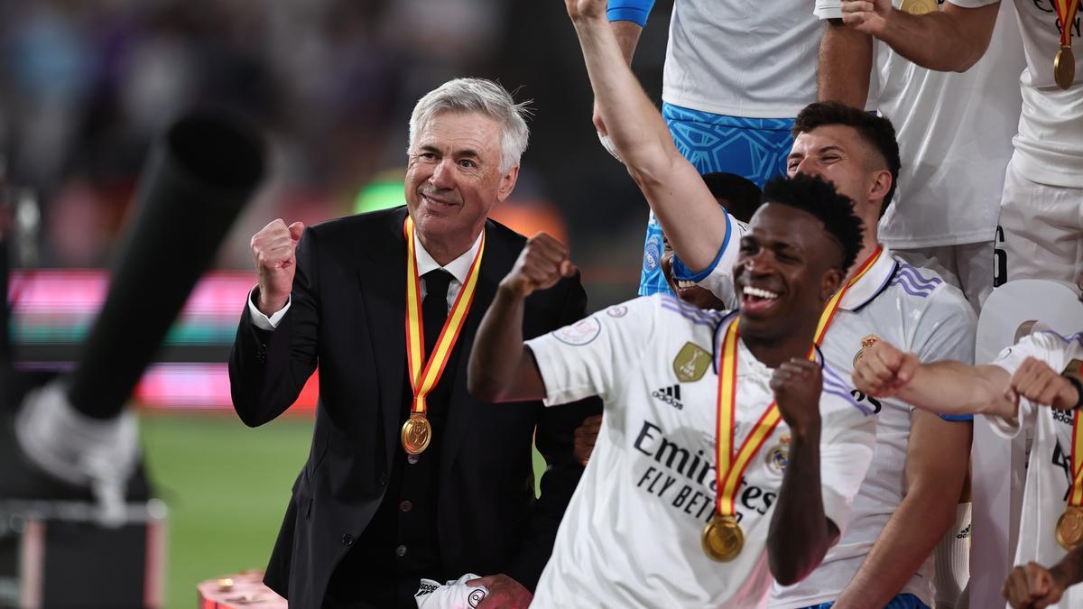 El entrenador del Madrid, Ancelotti, celebra la victoria junto al equipo.