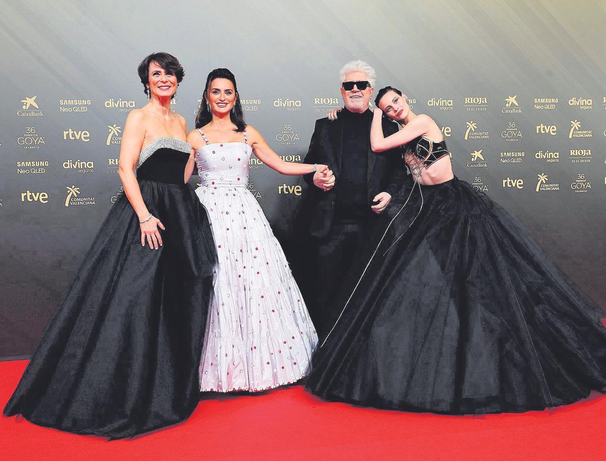 Las actrices de "Madres paralelas", Aitana Sánchez-Gijón, Penélope Cruz y Milena Smit, con Almodovar. VALENCIA, 12/02/2022.- El director Pedro Almodovar acompañado por las actrices Aitana Sánchez Gijón (i), Penélope Cruz (2i) y Milena Smit, posan en la alfombra roja a su llegada a la gala de la 36 edición de los Premios Goya que tiene lugar este sábado en el Palau de les Arts de Valencia. EFE/Biel Aliño. CINE ESPAÑOL. PREMIOS GOYA 2022. MODA ESPAÑOLA. MEJORES "LOOKS". VESTIDOS