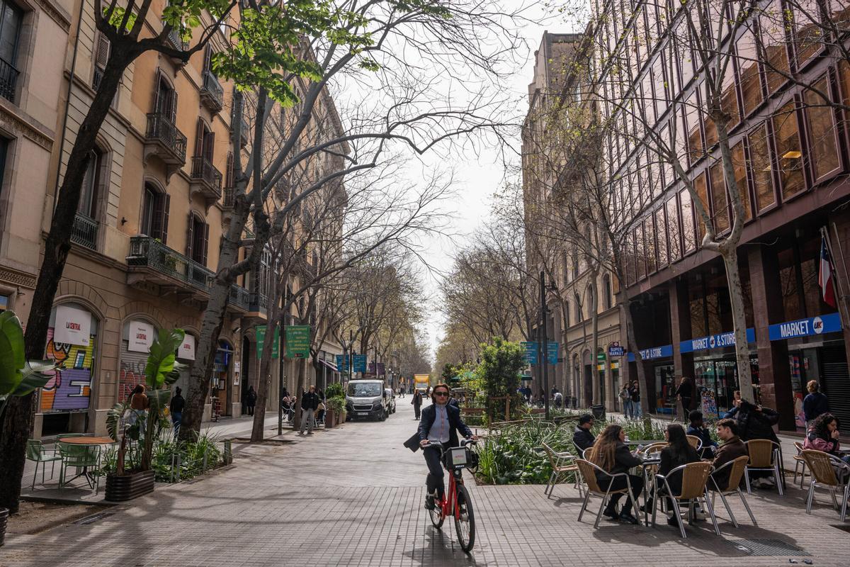 Consell de Cent, entre el paseo de Gràcia y Pau Claris, y a ambos lados de la calle, su yin y yan comercial.