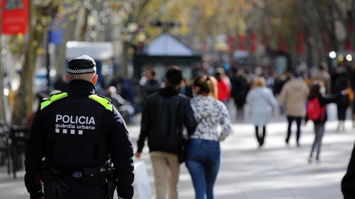 Un agente de la Guardia Urbana en la Rambla.