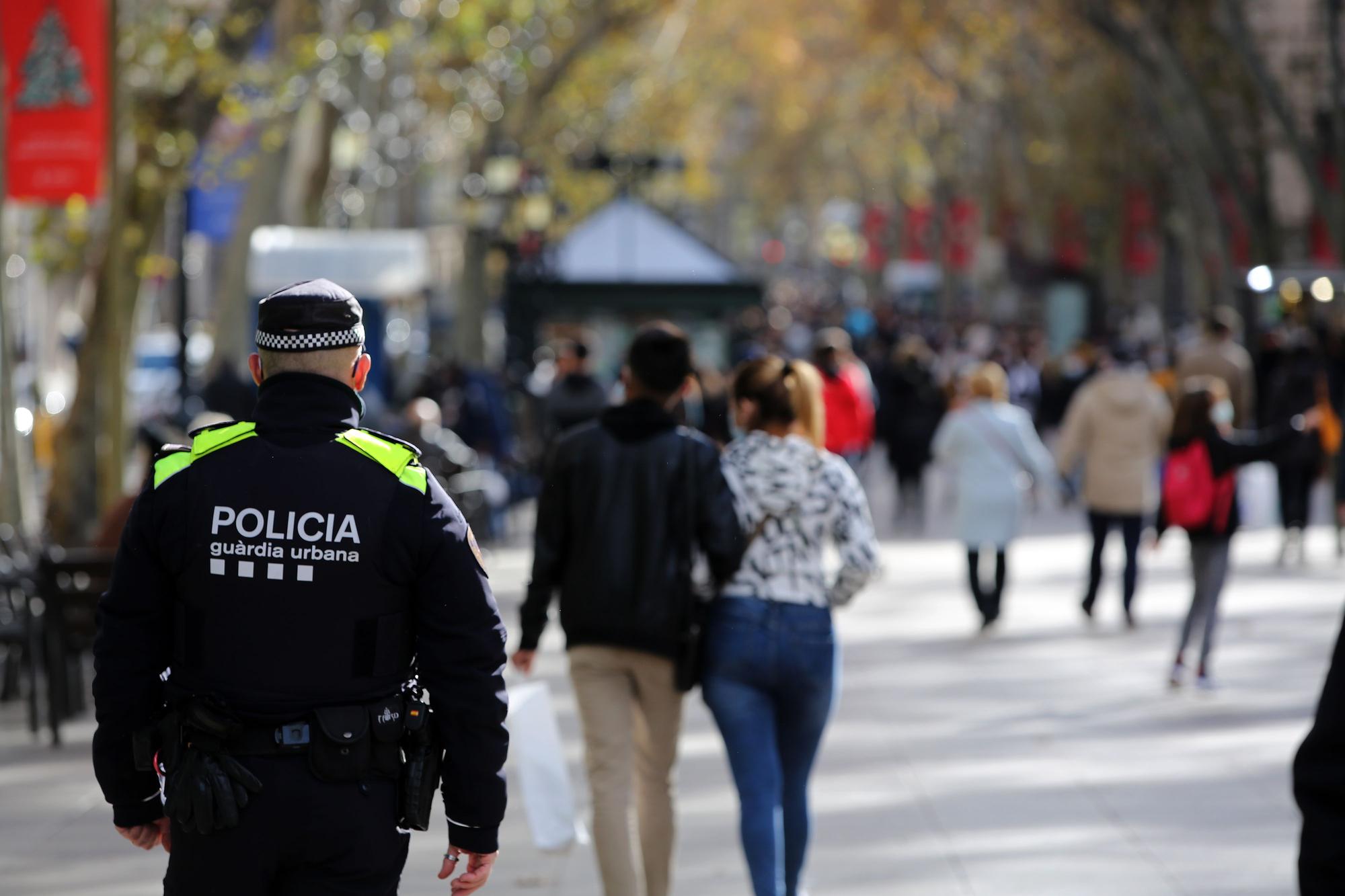 Un agente de la Guardia Urbana en la Rambla.