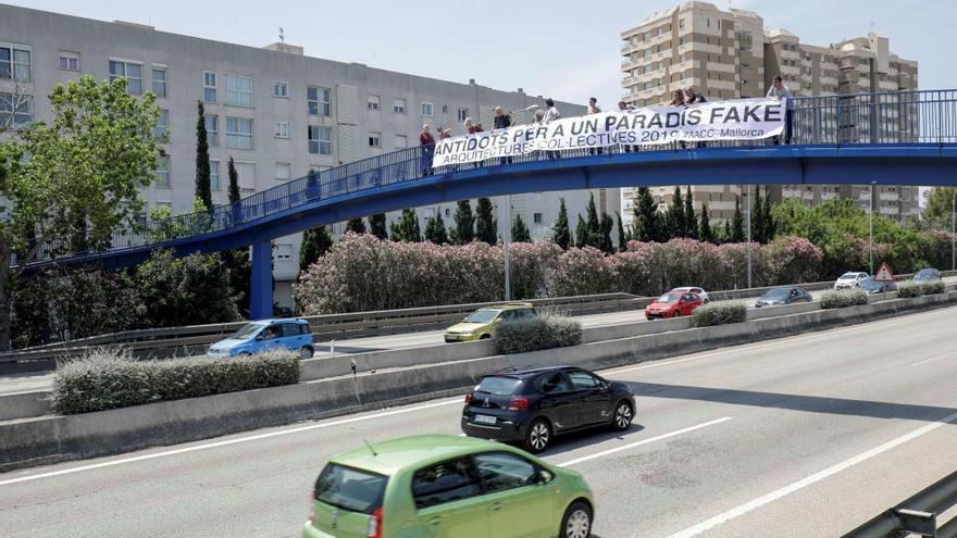 Pancarta desplegada sobre la autopista.