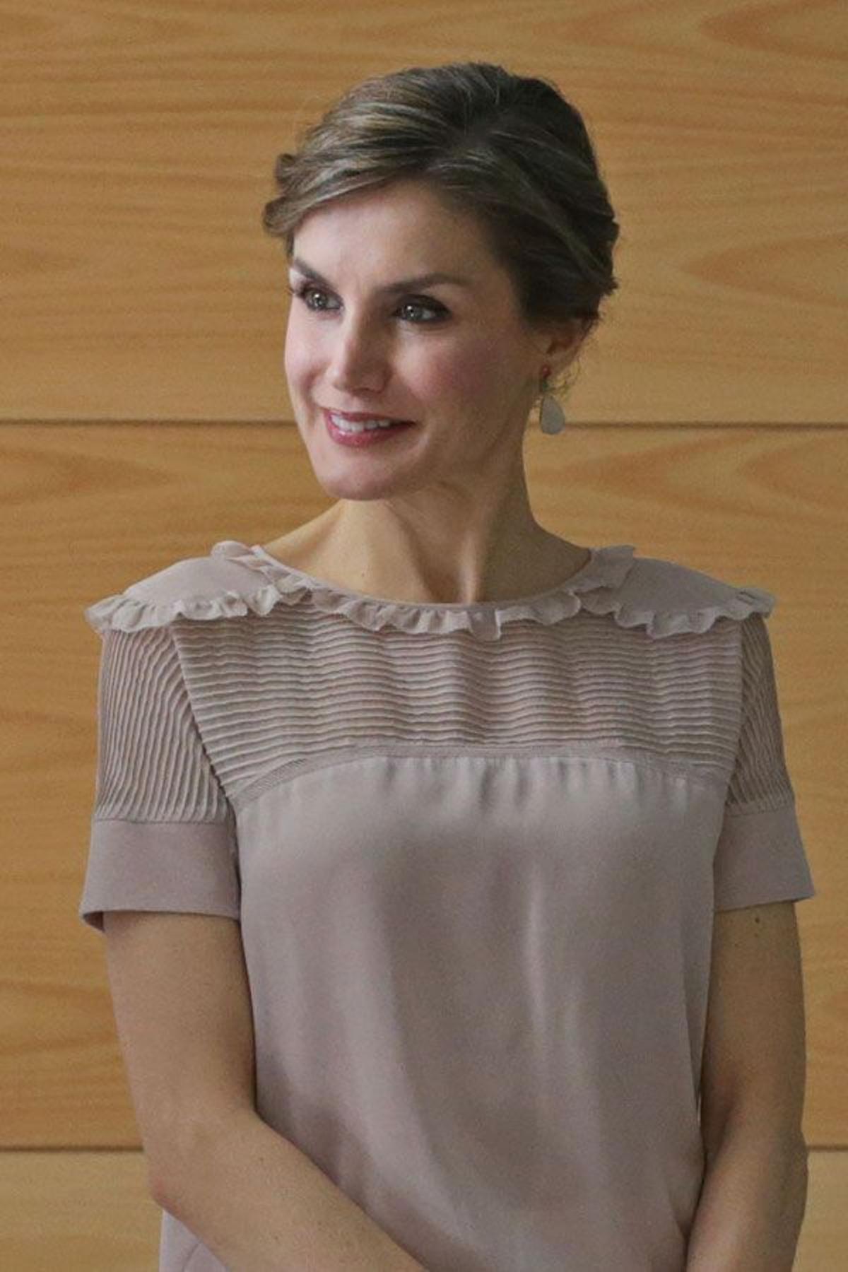 Detalle de la blusa de manga corta de Letizia Ortiz en Gran Canaria