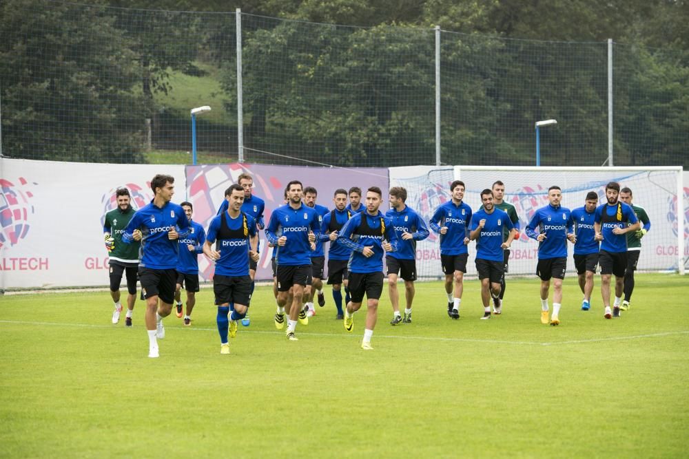 Entrenamiento del Real Oviedo con la visita del boxeador Aitor Nieto