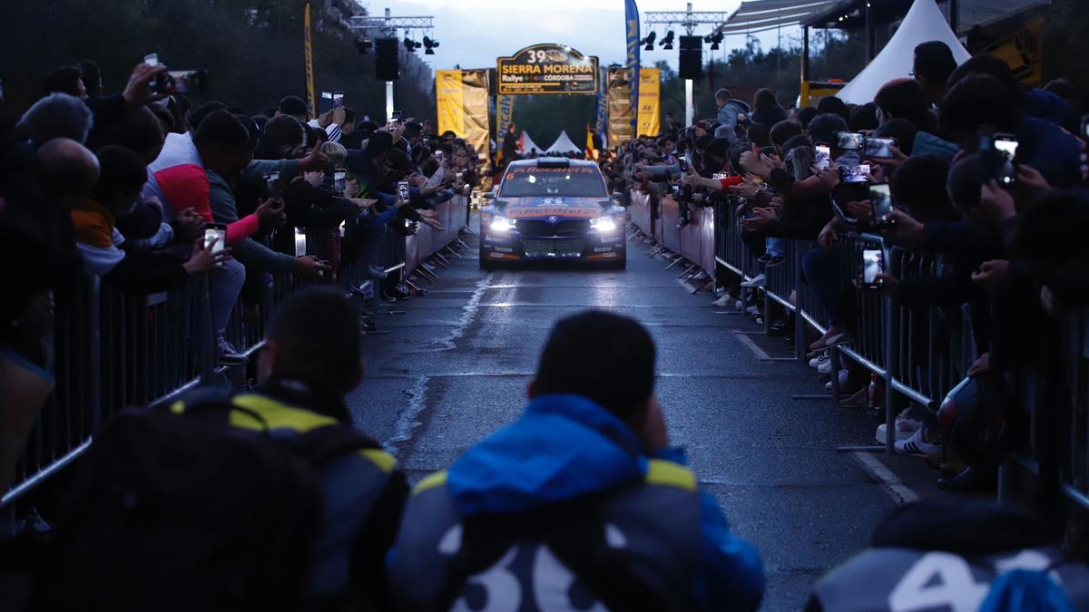 Salida de uno de los participantes en la avenida República Argentina.