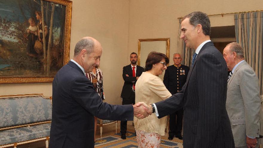 Pedro Ortega saluda al rey Felipe VI.