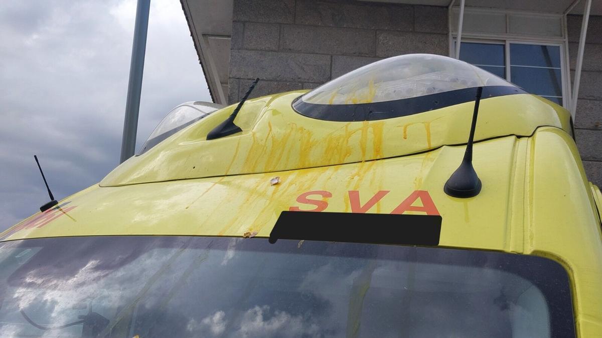 La ambulancia manchada con los huevos lanzados este fin de semana.