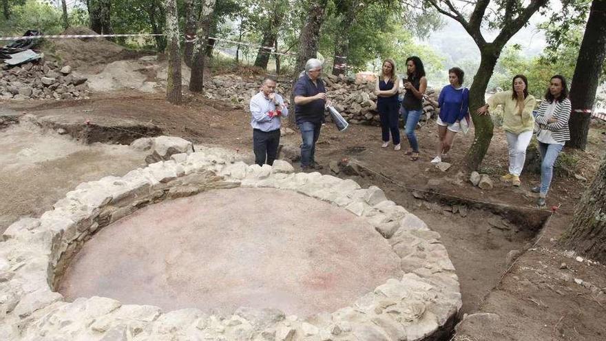 El equipo de gobierno visitó ayer las excavaciones arqueológicas de A Subidá. // Santos Álvarez