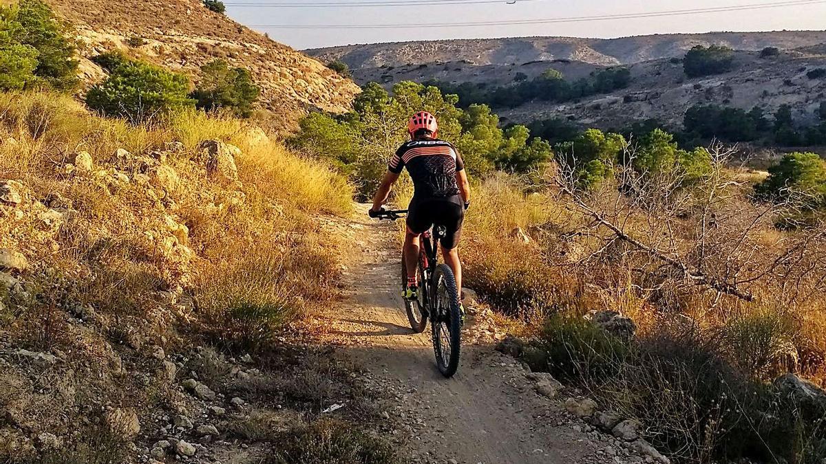 Un ciclista circula por la senda KTM, donde se sancionó a una treintena de deportistas. | INFORMACIÓN