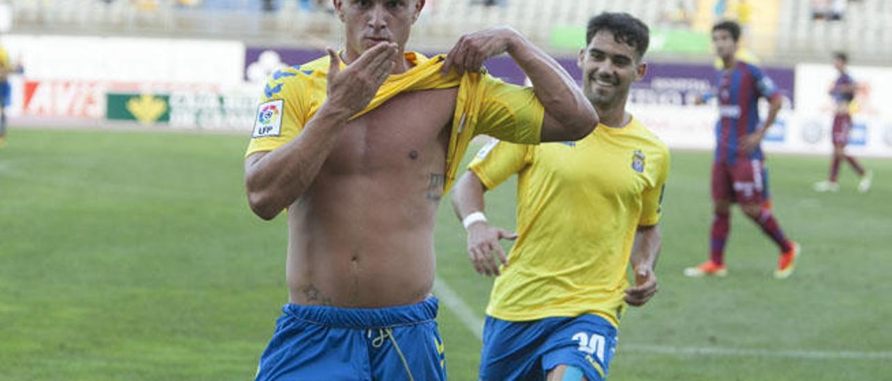 Asdrúbal, con Tana a su lado, celebra el gol del empate contra el Eibar en la temporada 2013-14.