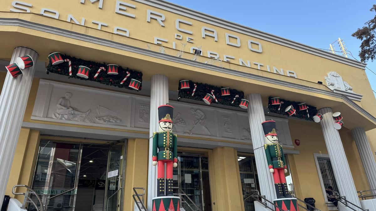 Fachada del mercado de Santa Florentina decorada con motivos navideños