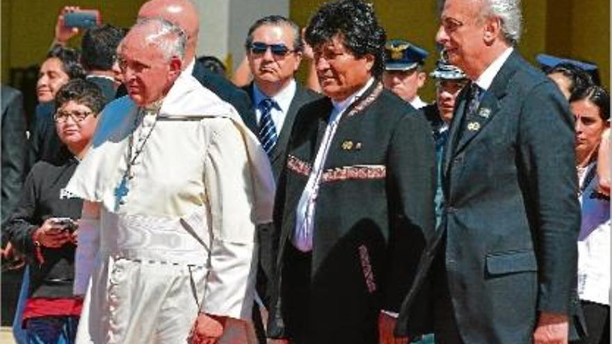El Papa, acompanyat per Evo Morales, abans de marxar de Bolívia en direcció al Paraguai.