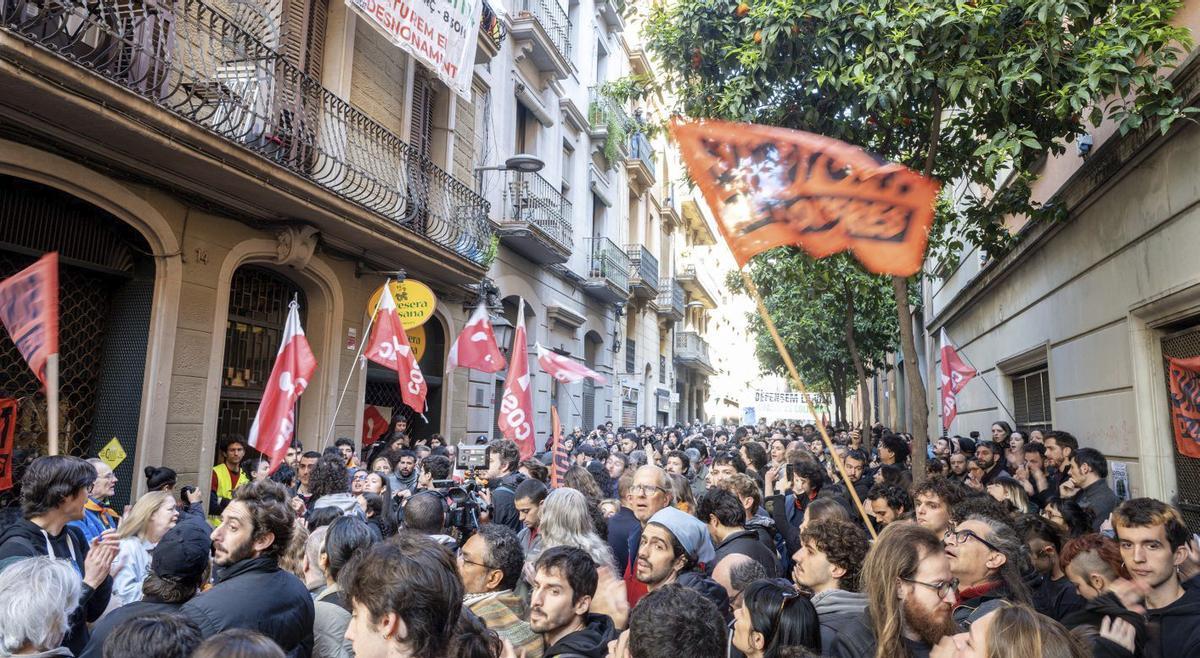 La mobilització veïnal ajorna el desnonament de Sant Agustí