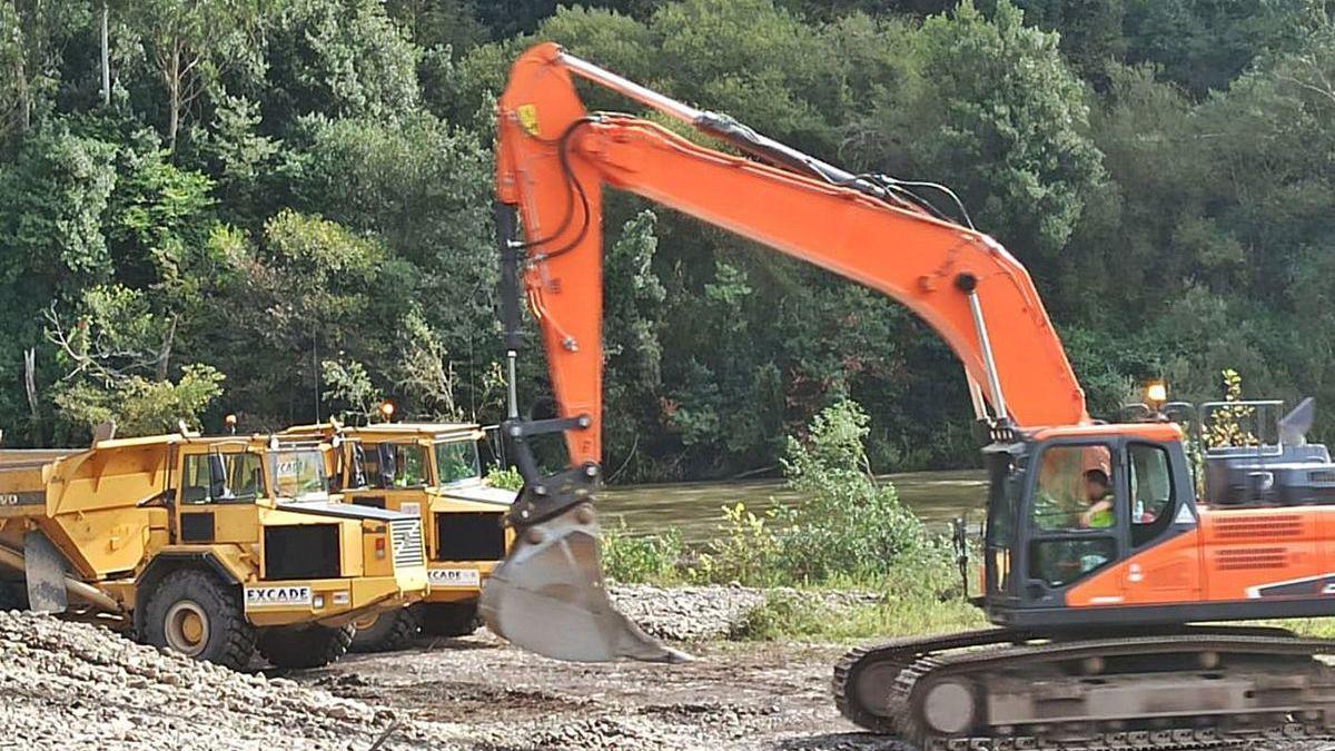 Las máquinas, ayer, trabajando en la vega de Forcinas, en la zona más cercana al puente del ferrocarril.