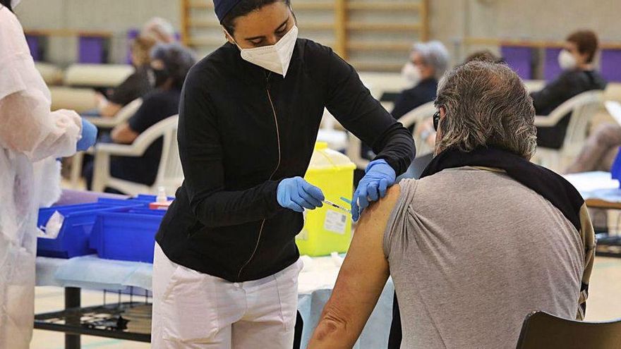 Vacunación masiva contra el coronavirus en el pabellón El Toscar de Elche.