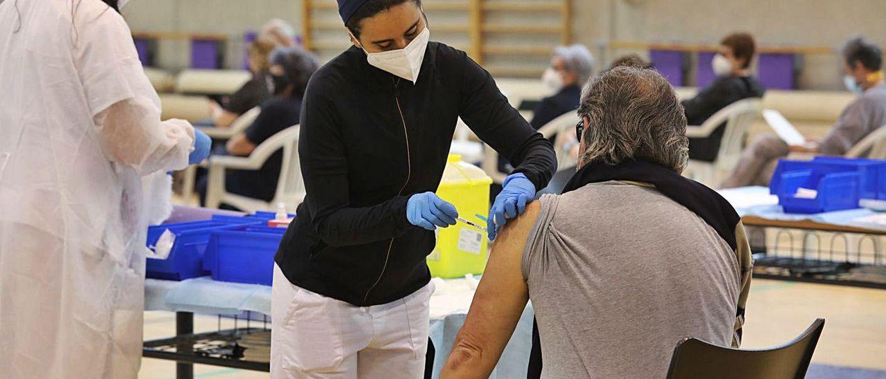 Vacunación masiva contra el coronavirus en el pabellón El Toscar de Elche.